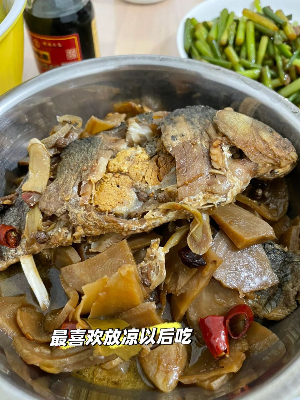 小鲫鱼烧咸菜图片