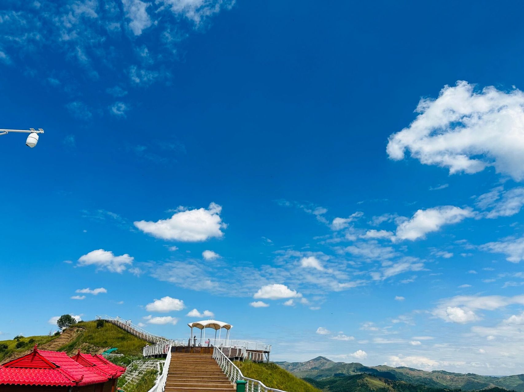 美丽的和政太子山风景名胜区 蓝天白云,晴空万里,绿水青山,鲜花盛开.