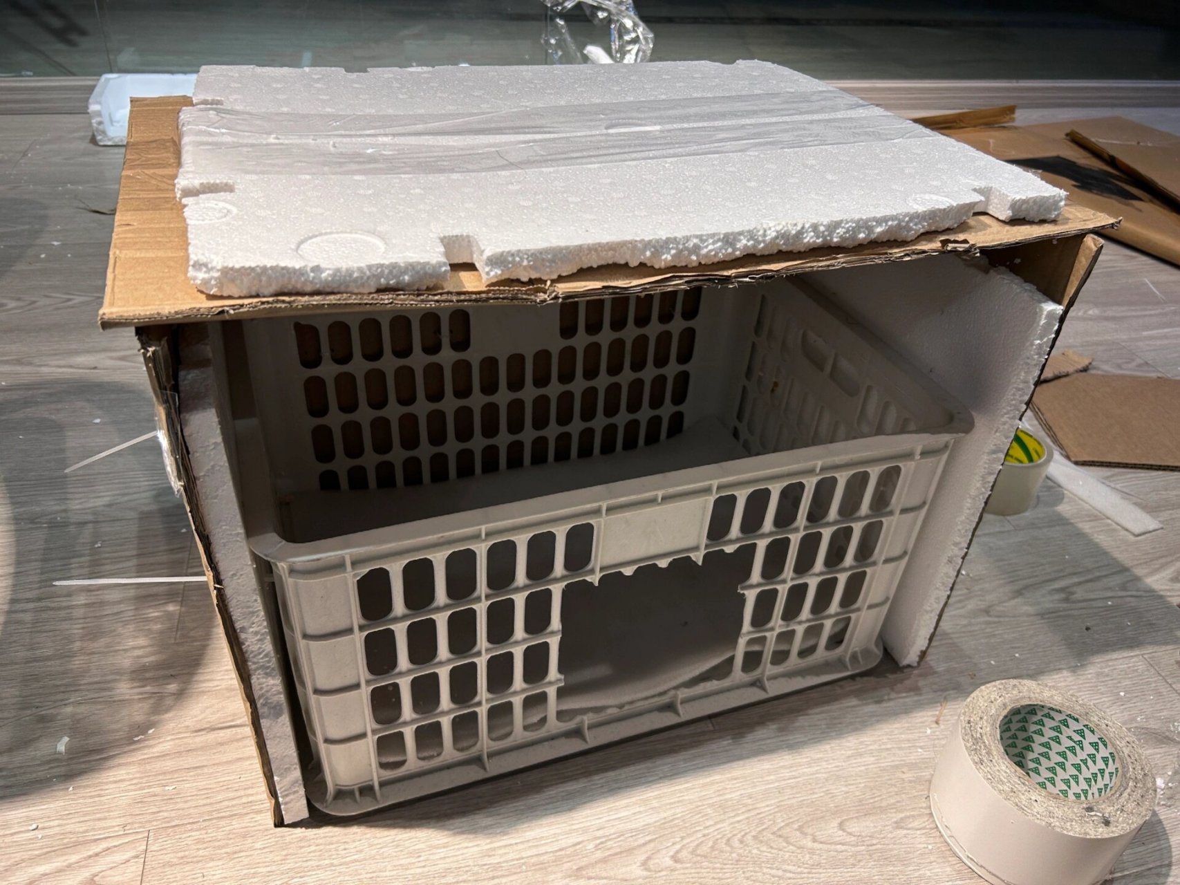 自制简易流浪猫窝初体验 在小区里面偶遇过几次小猫咪,但是每次都喂不