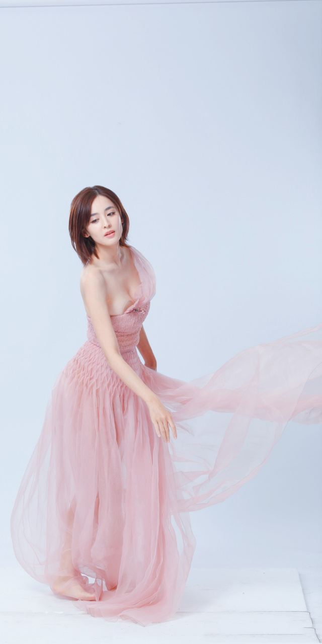 古力娜扎手机壁纸:薄纱轻盈,柔美迷人