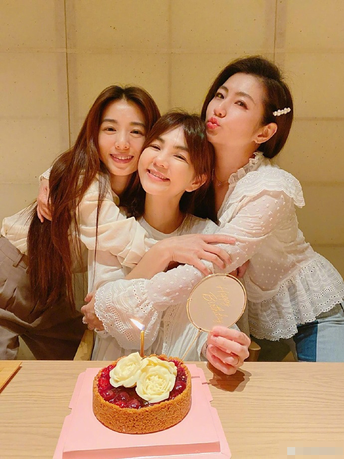 6月18日是嘉桦ella的39岁生日,任家萱selina,田馥甄hebe一同为好姐妹