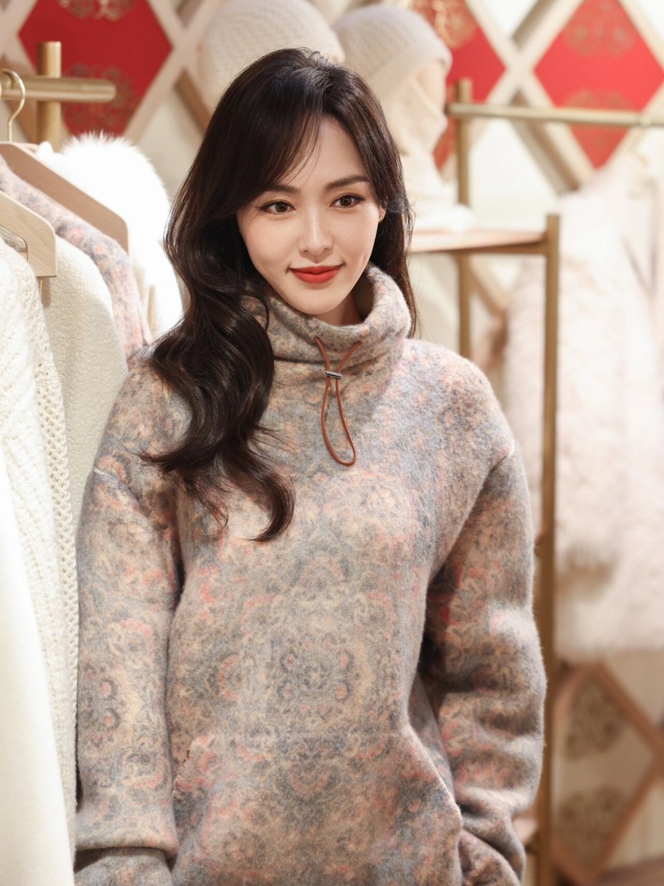 唐嫣loro piana南京德基快闪店活动造型解析送上,当天糖糖身穿抽绳