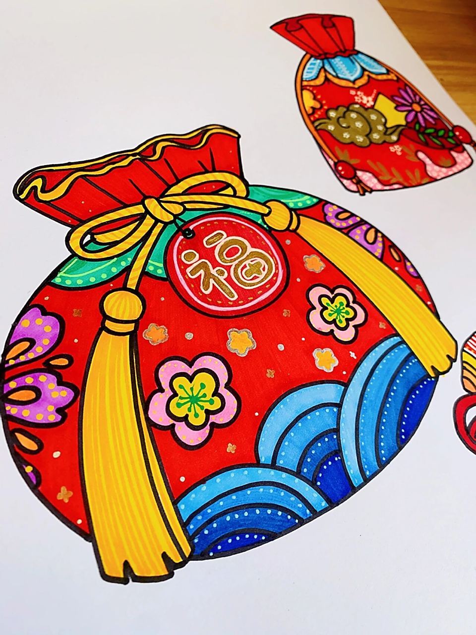 儿童绘画课程教学—《福袋》 "身残志坚"的我终于把福袋画完啦 新的