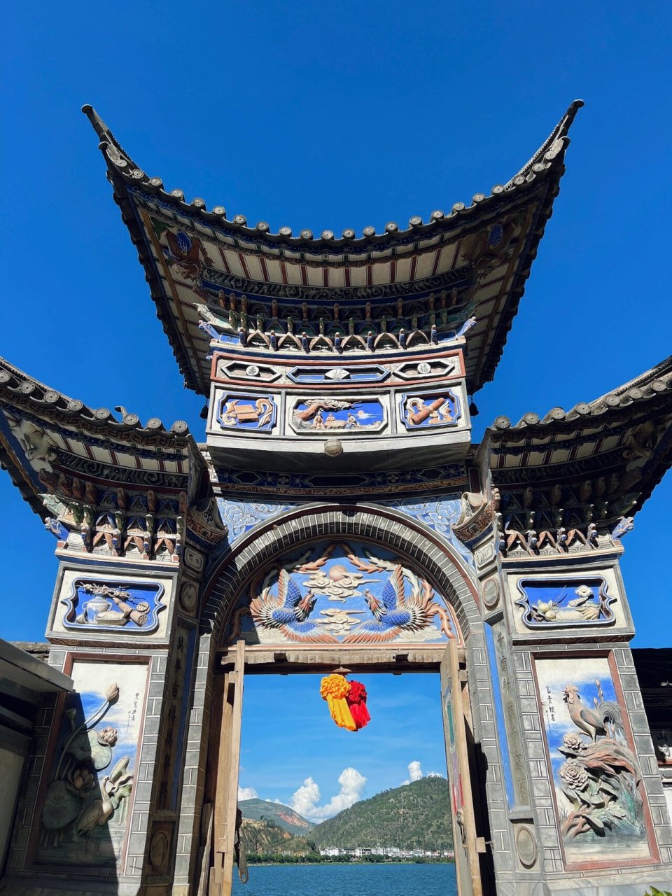 大理|白族|金梭岛 金梭岛是洱海中的最大岛屿,呈长锥形,形如织布机上