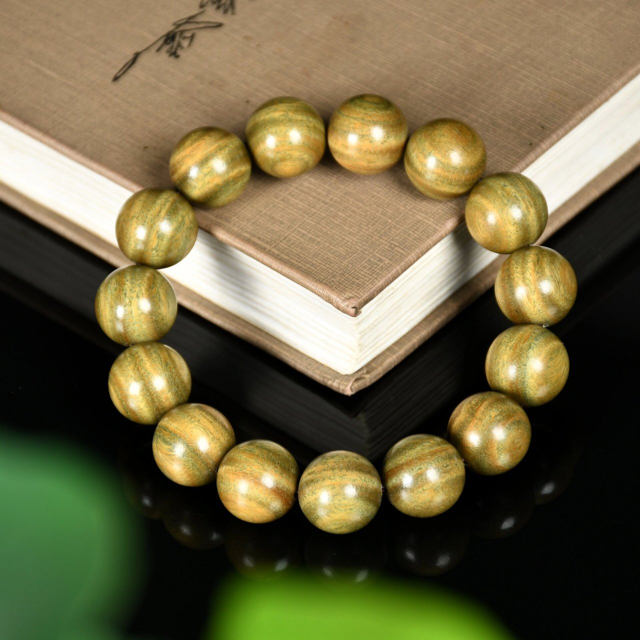 极品阿根廷绿檀满满的水波纹好看 阿根廷绿檀木手串是一种以阿根廷绿