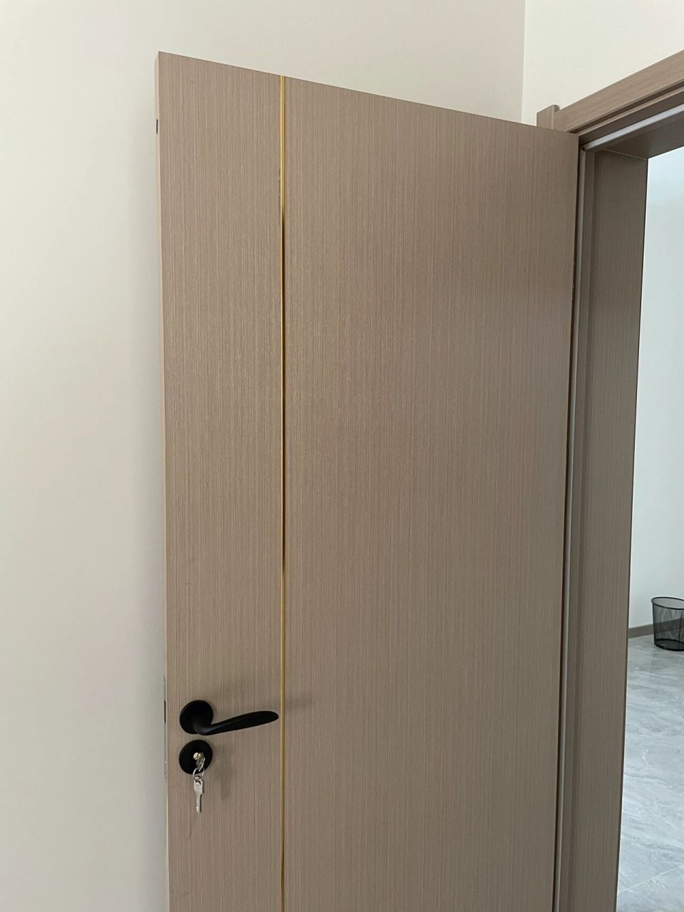 欧派木门 门套和门也装上了,踢脚线和门的颜色一样,这个门的颜色也很