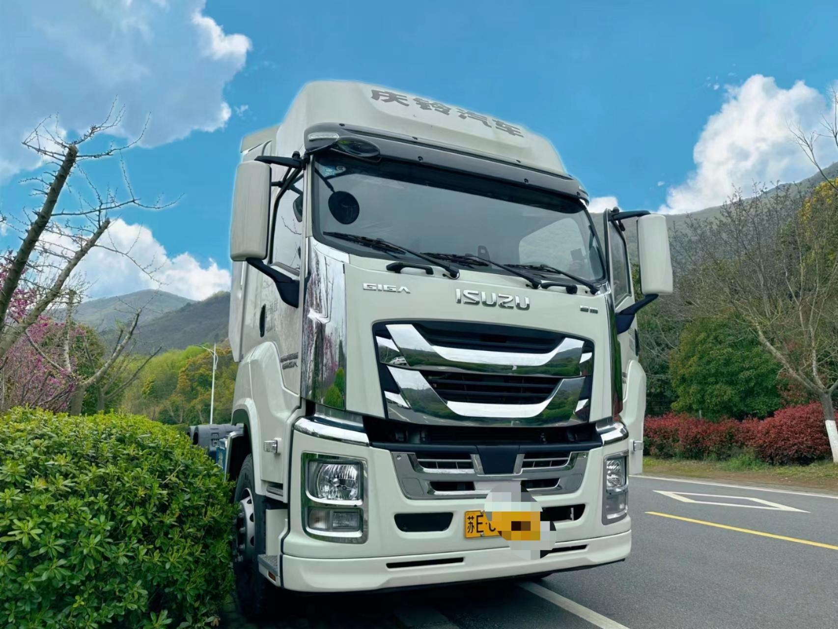 五十铃巨咖牵引车.