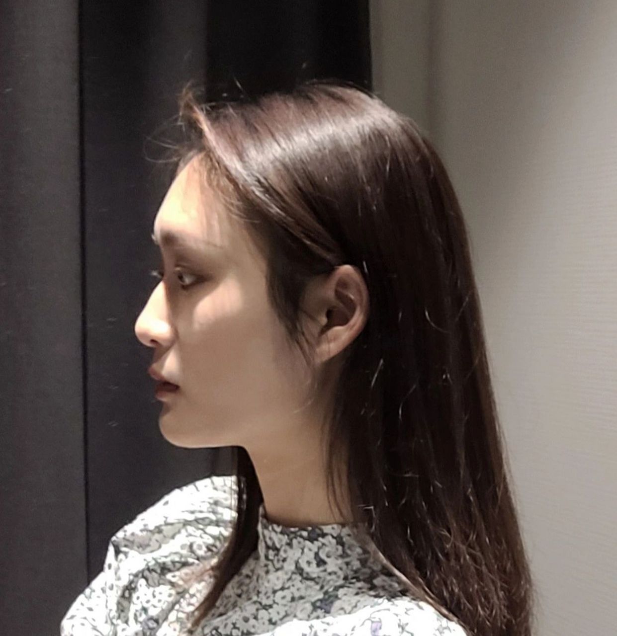 越看自己越奇怪,哪个女的眉骨长这么高啊 完全侧过去就是灾难 扁头 不