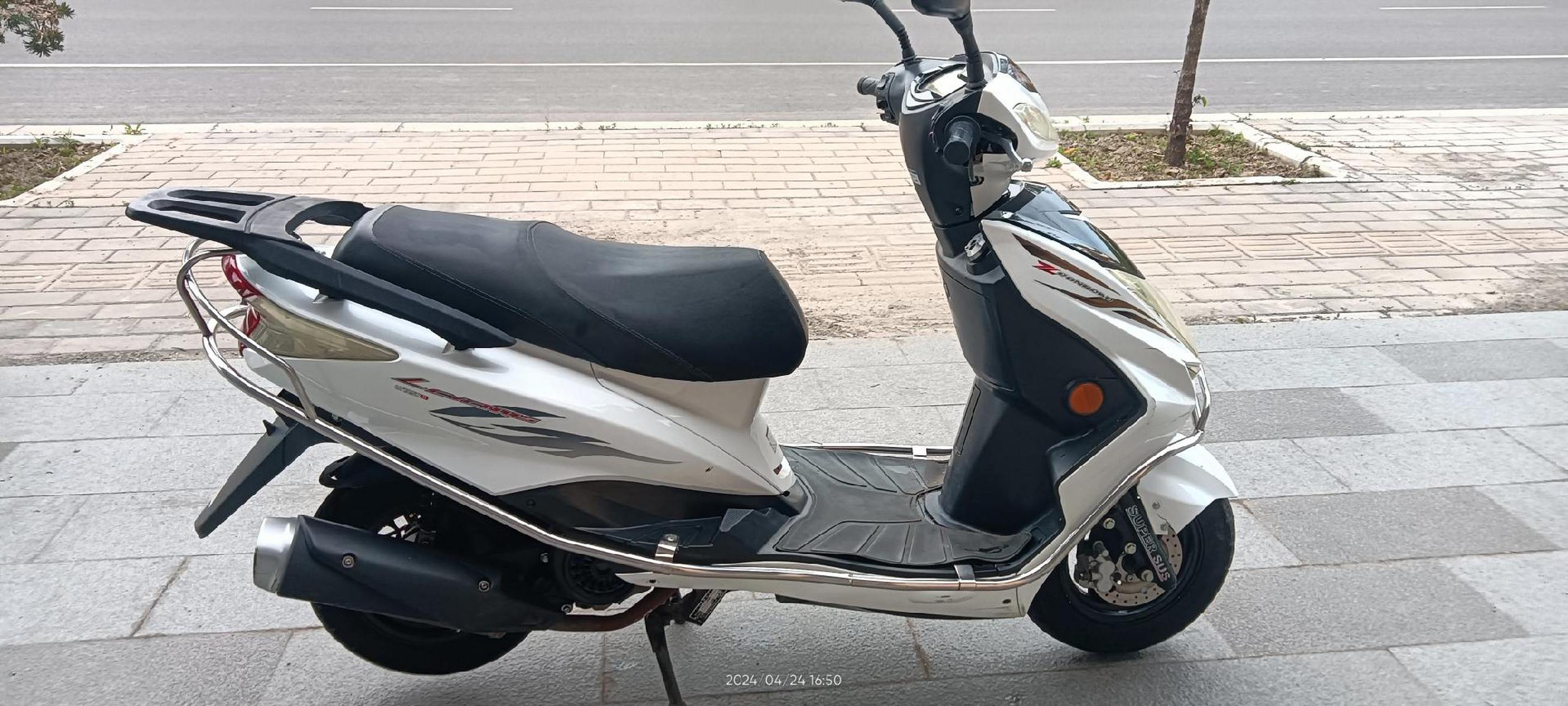 广州广本125踏板摩托,成色如图,发动机没问题,价格不高,看上的来