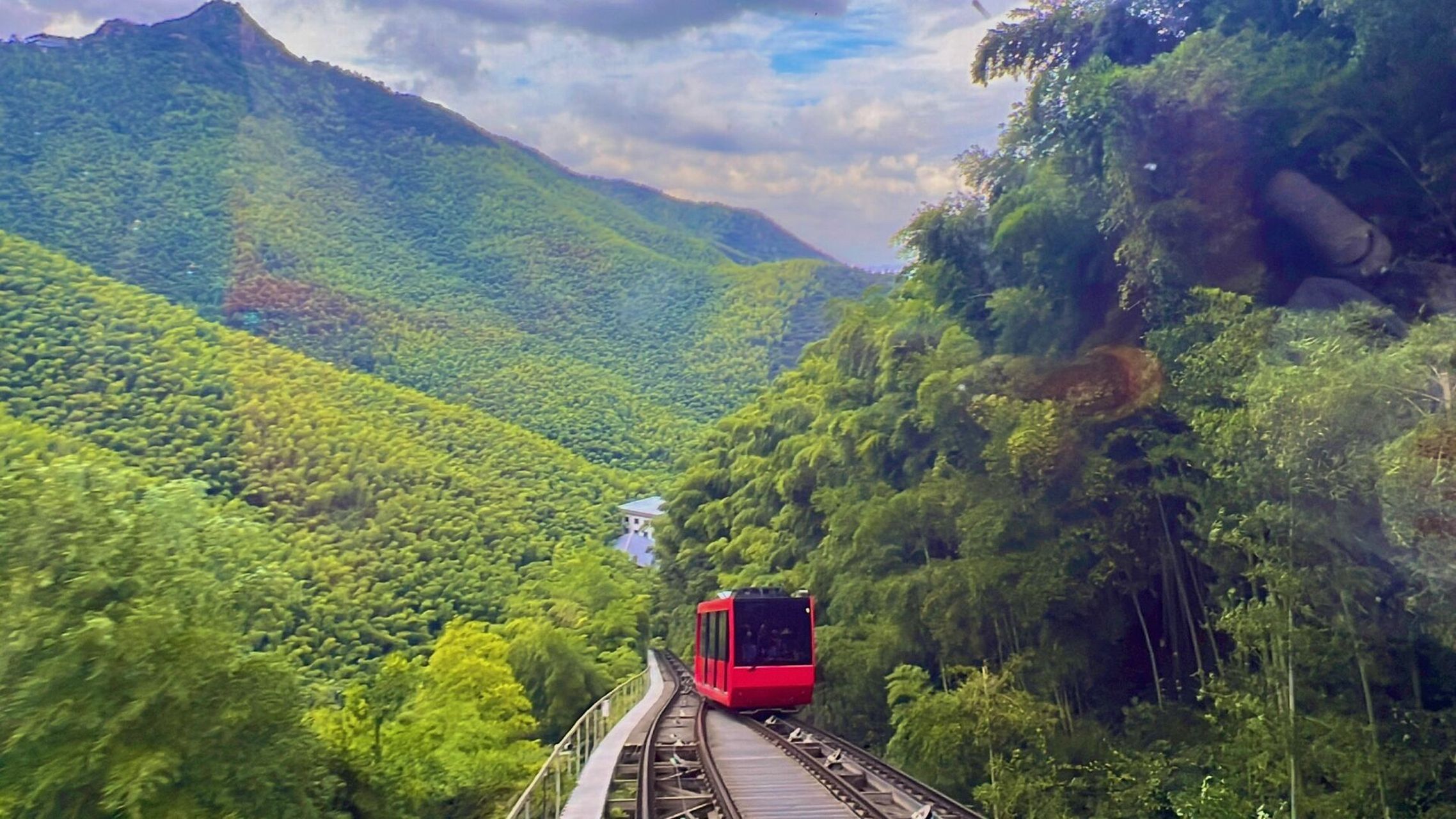 南山竹海一定要看攻略再去 中午十二点进的景区  结果小火车排了一个