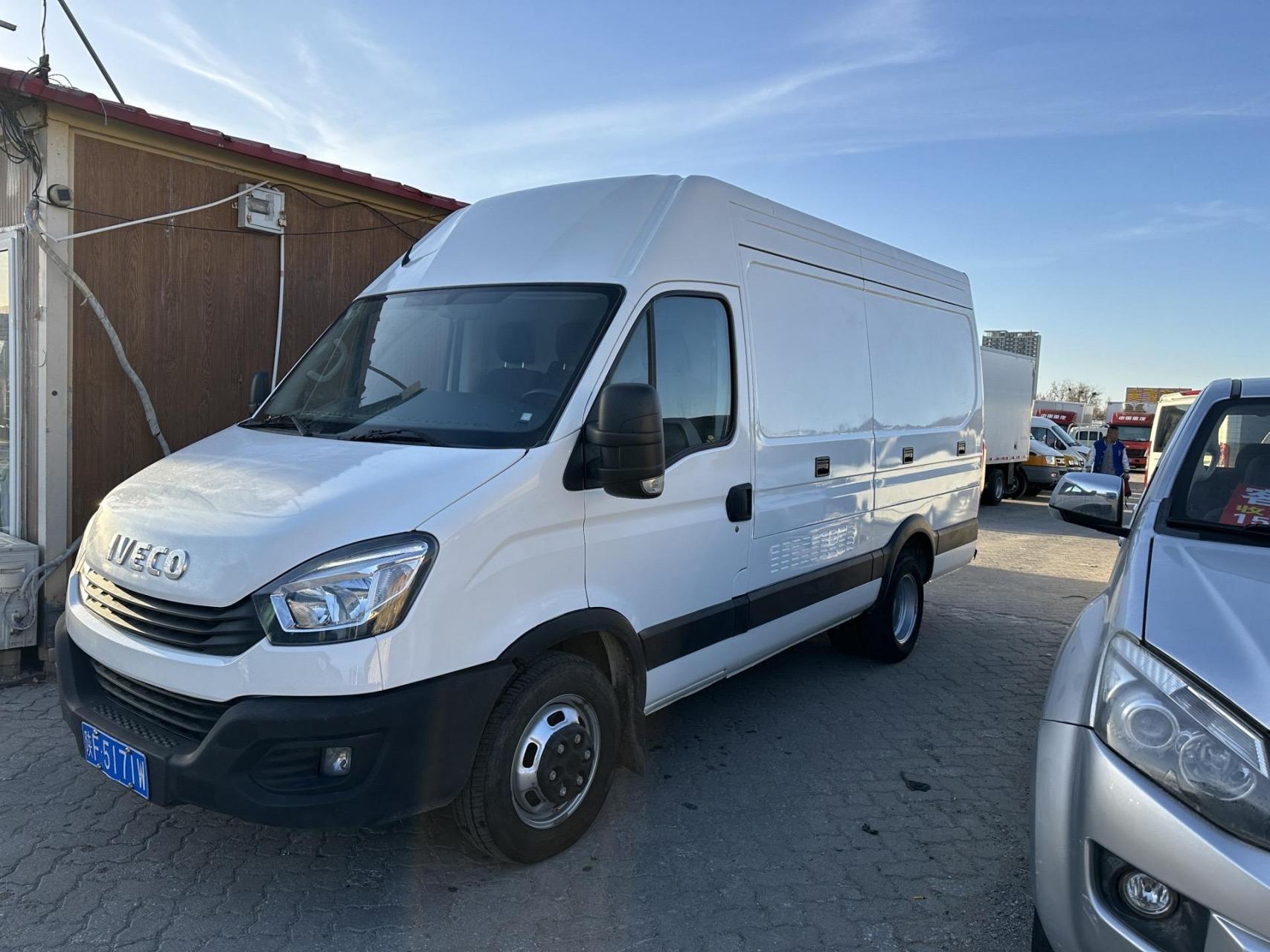 飞翼门新款依维柯欧胜:20年7 月小型专用客车:三座:侧飞翼门:侧拉门