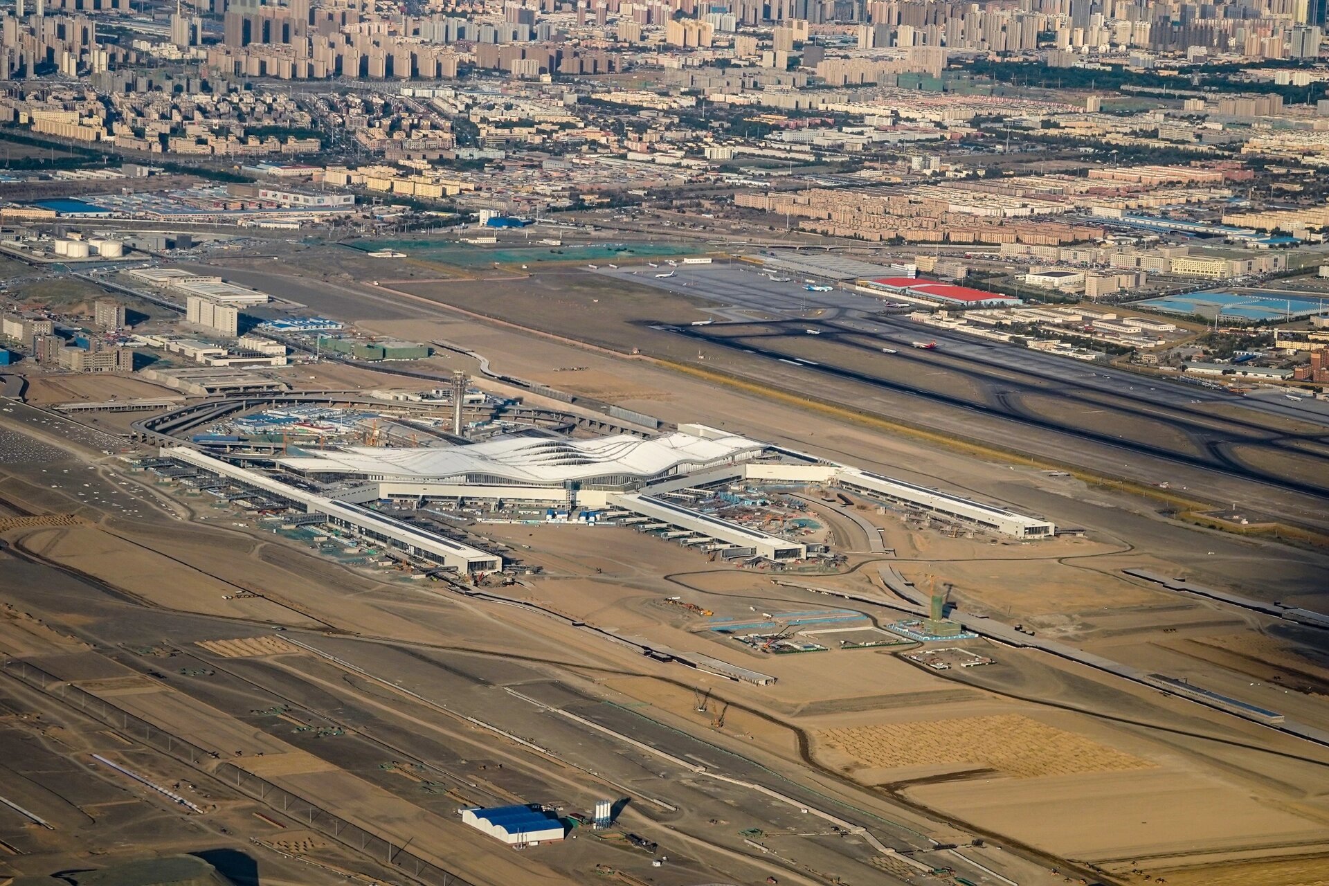 乌鲁木齐机场新建的t4航站楼非常壮观 在空中才发现,乌鲁木齐在原来的
