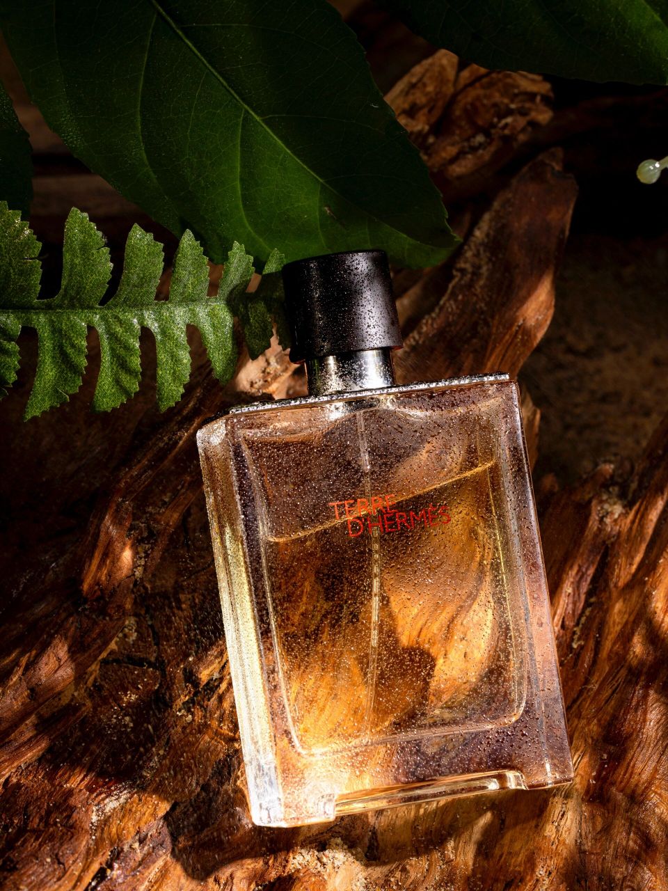 我面前的这款香水是爱马仕大地男士香水 全透明的玻璃瓶身搭配淡黄色