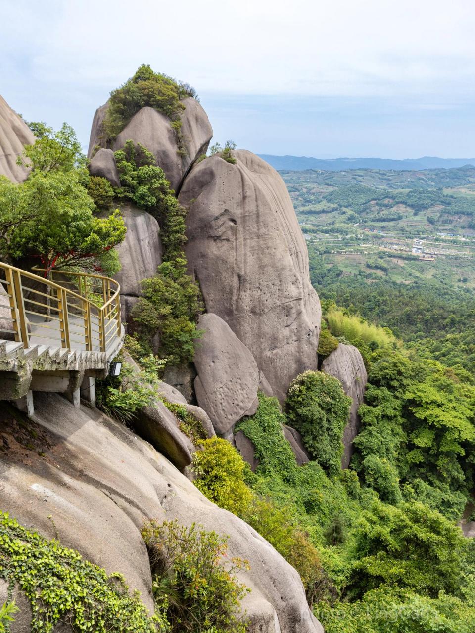 来太姥山必打卡悬空铜寺,纯铜打造,位于二山中间, 靠着太姥山峰顶