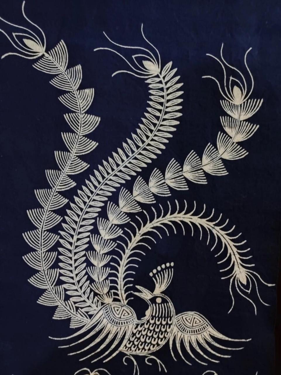 蜡染工艺品是一种浪漫主义艺术,采用的蜡染图案含蓄地表达了苗族人的