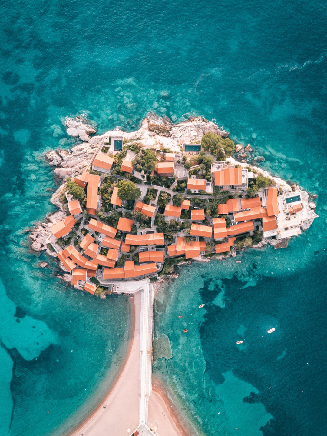 在欧洲,有一座十分独特的小岛,在20世纪时住着欧洲的明星权贵,这个