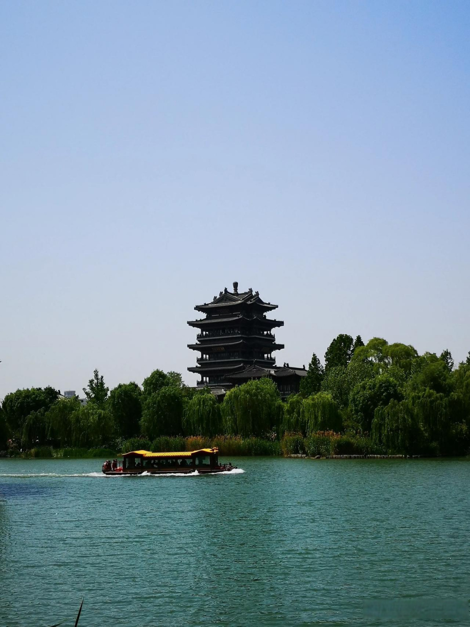 传说中的济南大明湖超然楼.