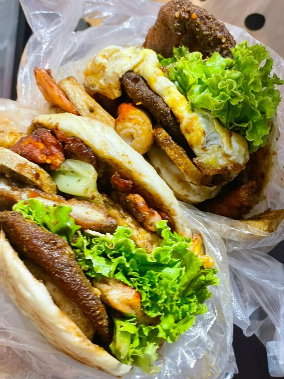 店面很干净,串串摆在冷藏的玻璃柜里 炸串自选 老式炸串炸