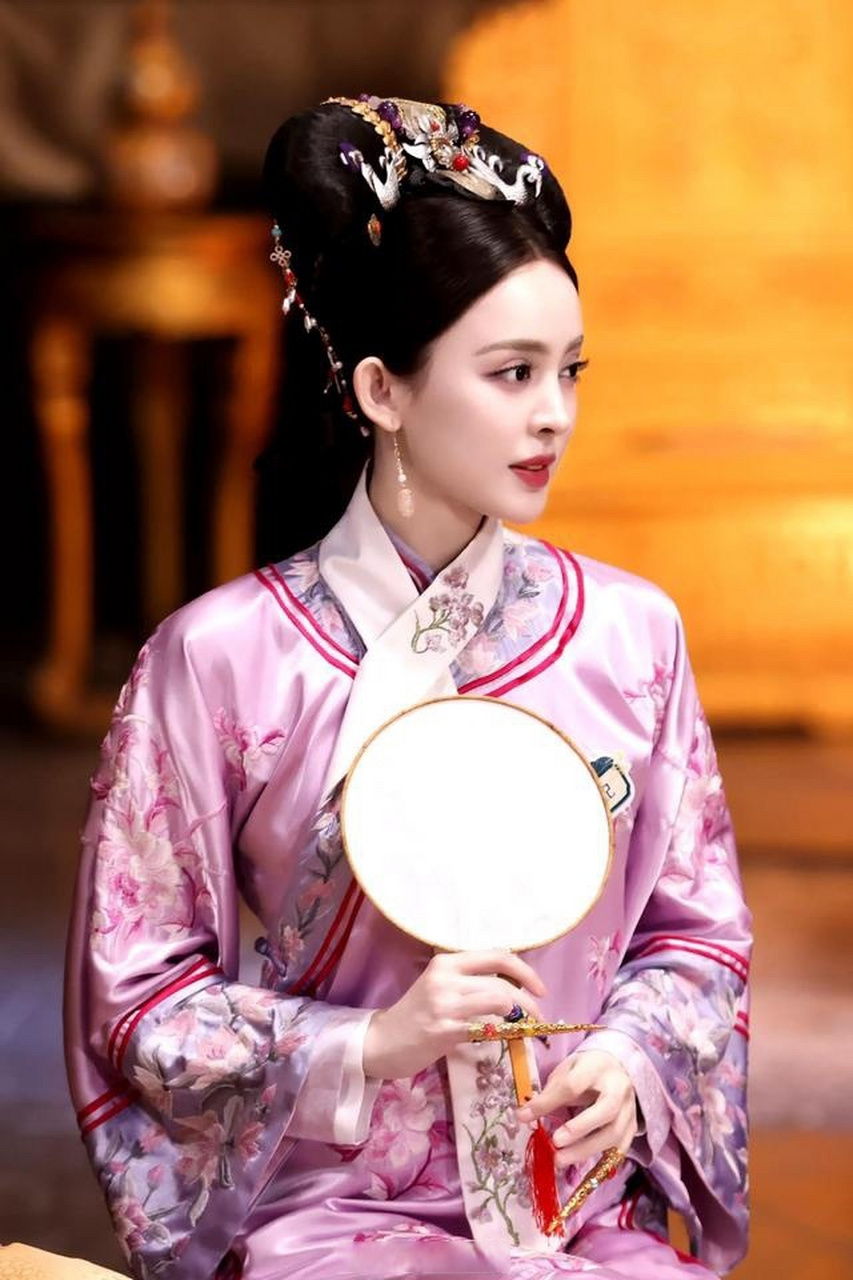 娜扎演古装有种西域美人的感觉,但还是现代戏的大女主装扮更能凸显