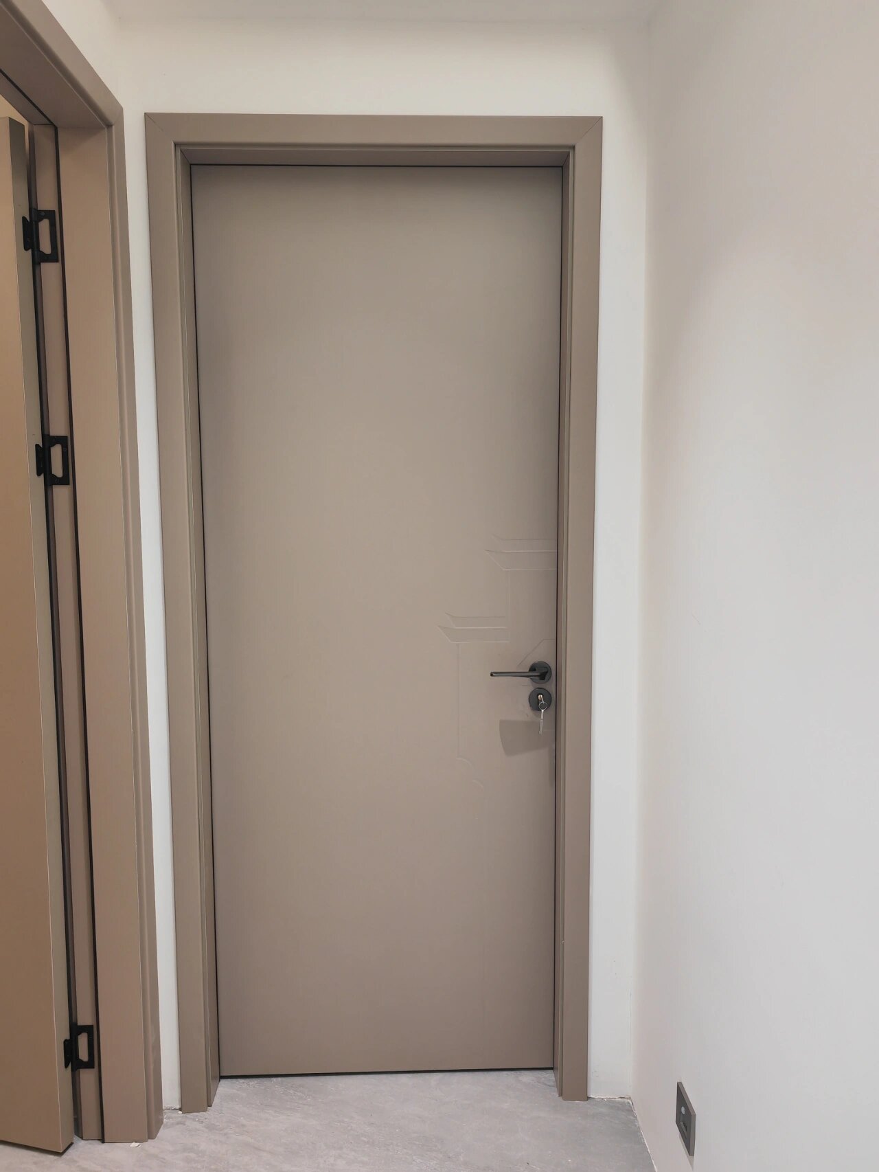 暖色系卡其灰碳晶木门