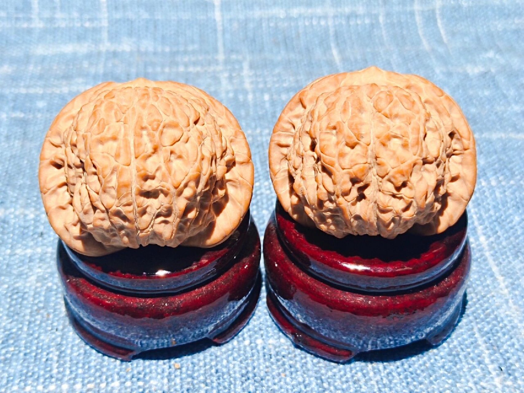 血麒麟核桃 血麒麟,因走色血红色而出名,小型果,不好配对儿.