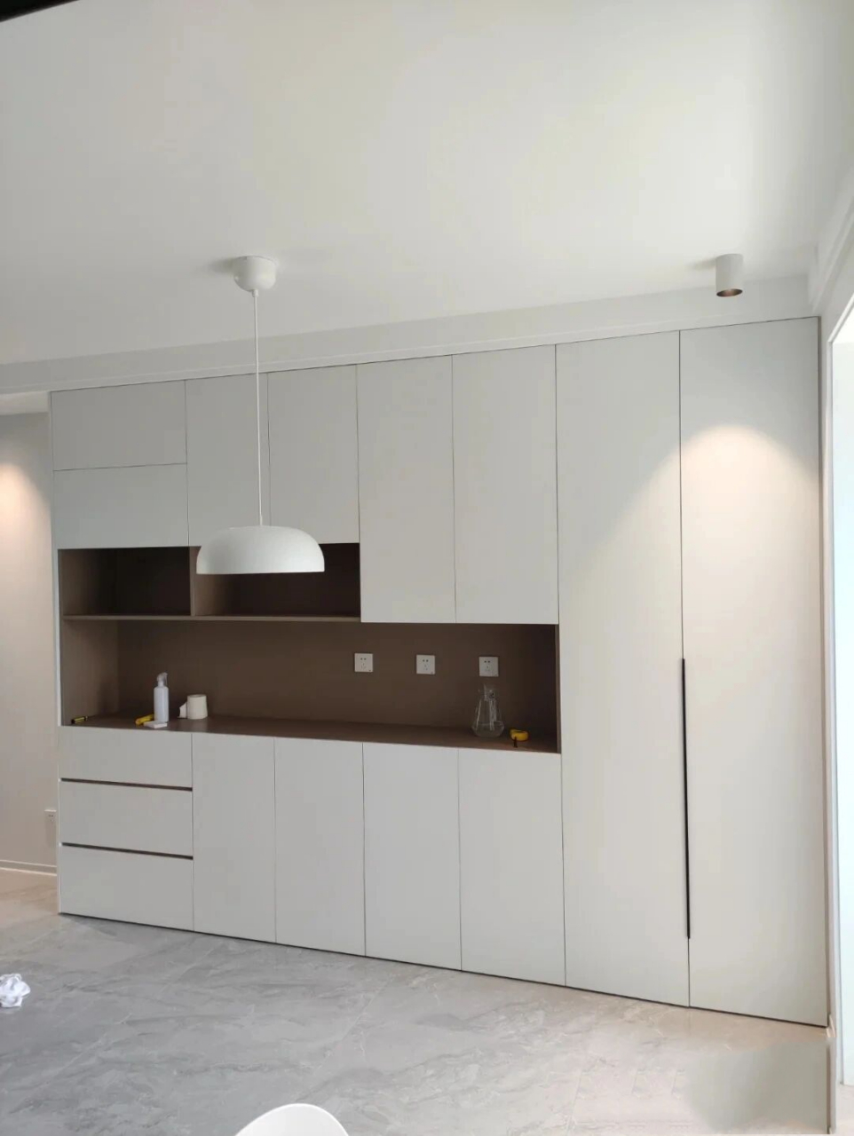 白墙白柜子浅灰色地板砖配白门可不可以啊 今天下午就下单了,征求一下