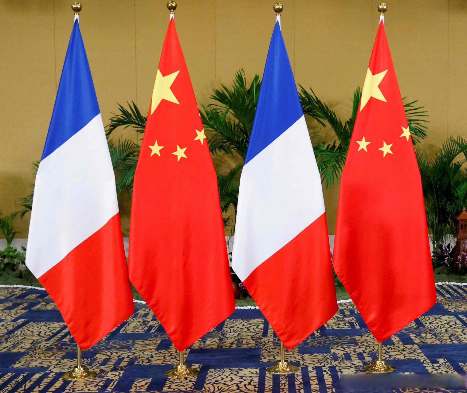 【中华人民共和国和法兰西共和国联合声明】(摘)  中法两国重申愿在