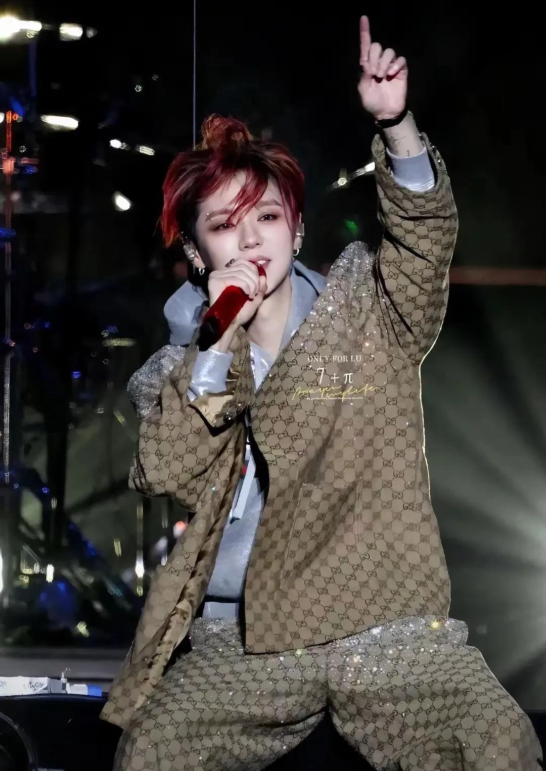 鹿晗的长相太精致了,像漫画里走出来的美少男!就是有点男生女相.