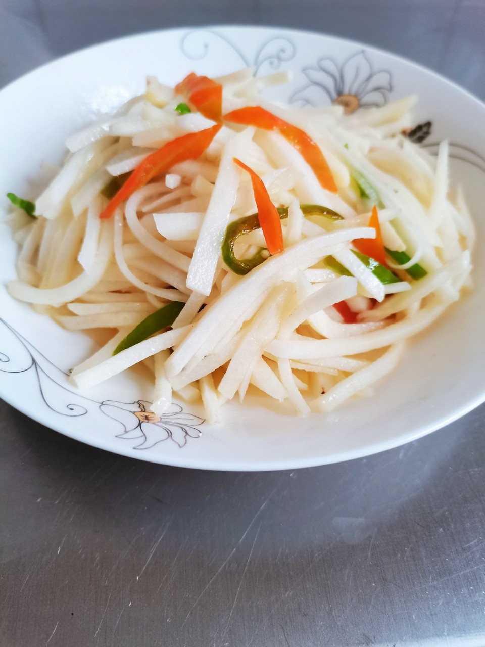 做法:166将凉薯削皮,洗净,切丝,辣椒洗净切丝,蒜瓣切片.