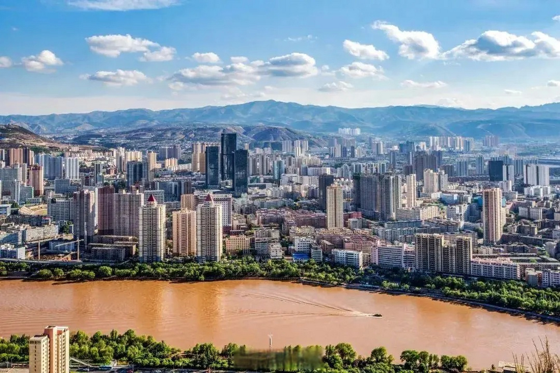 甘肃位于三大高原交汇处 拥有冰川雪峰,森林草原,峡谷溶洞 湖泊田园等
