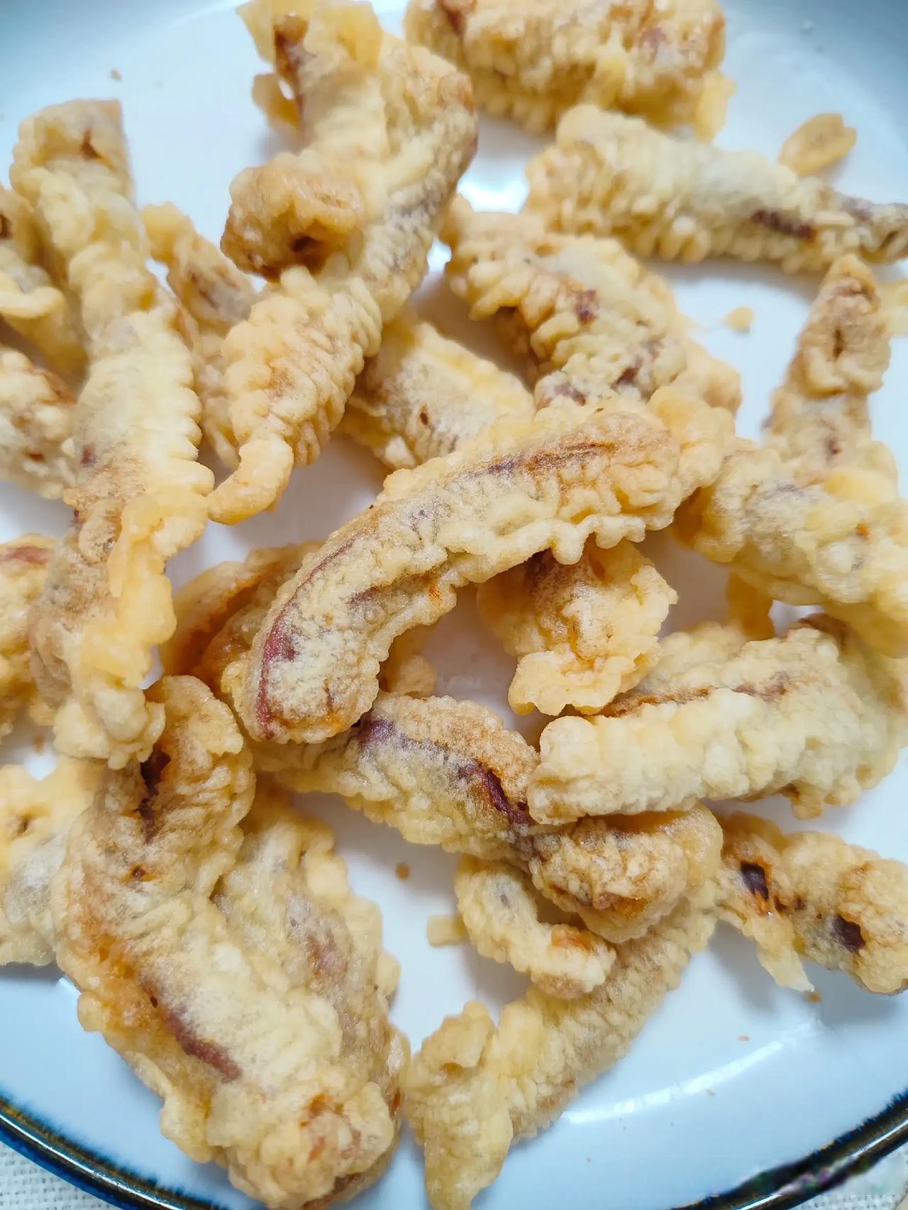 尤记得以前的除夕快乐前夜老妈总会起个油锅炸酥肉炸麻叶炸豆 