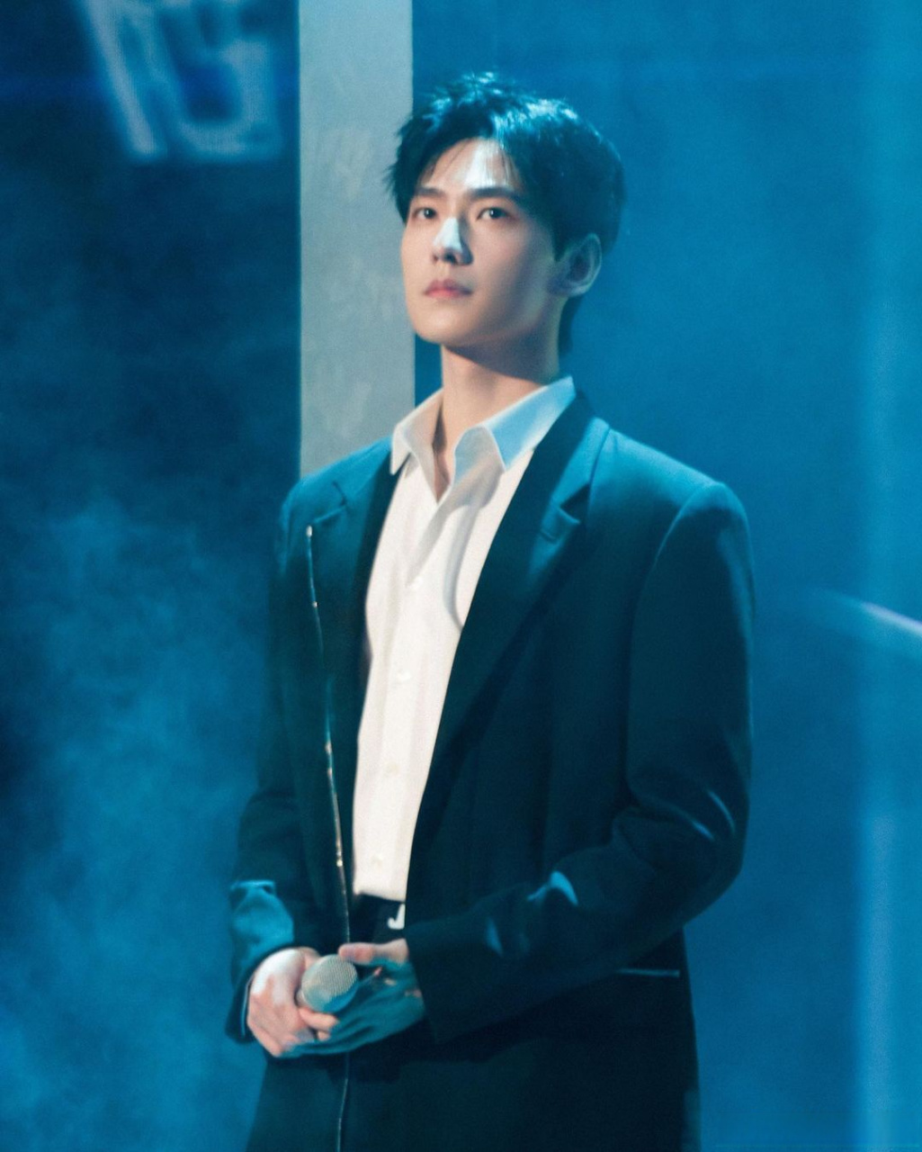 杨洋的最新杂志照简直是每个动作都是精心设计过的!