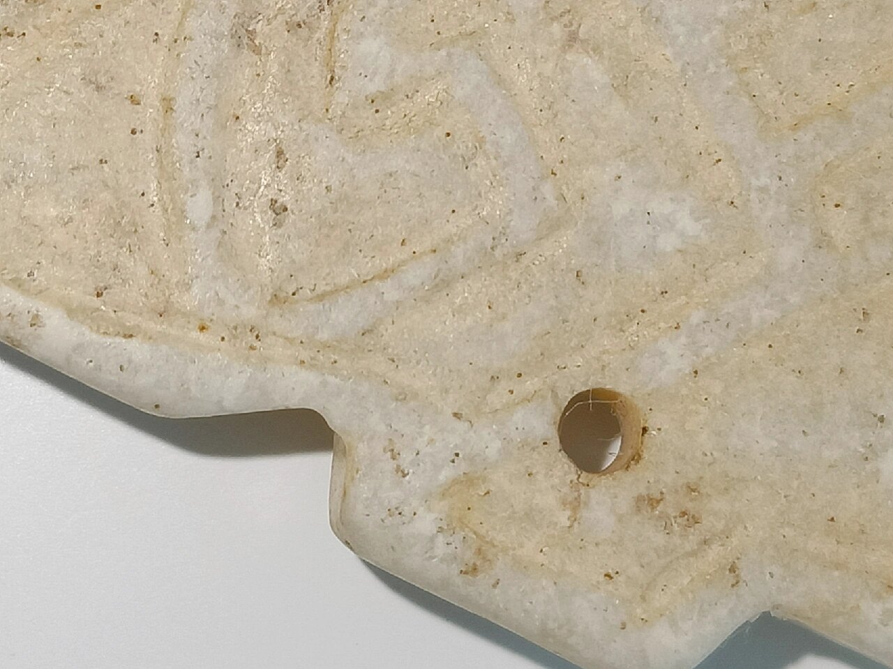 鸡骨白古玉 很多古玉的一生,象世间万物一样,有一个循环,经历了从璞石