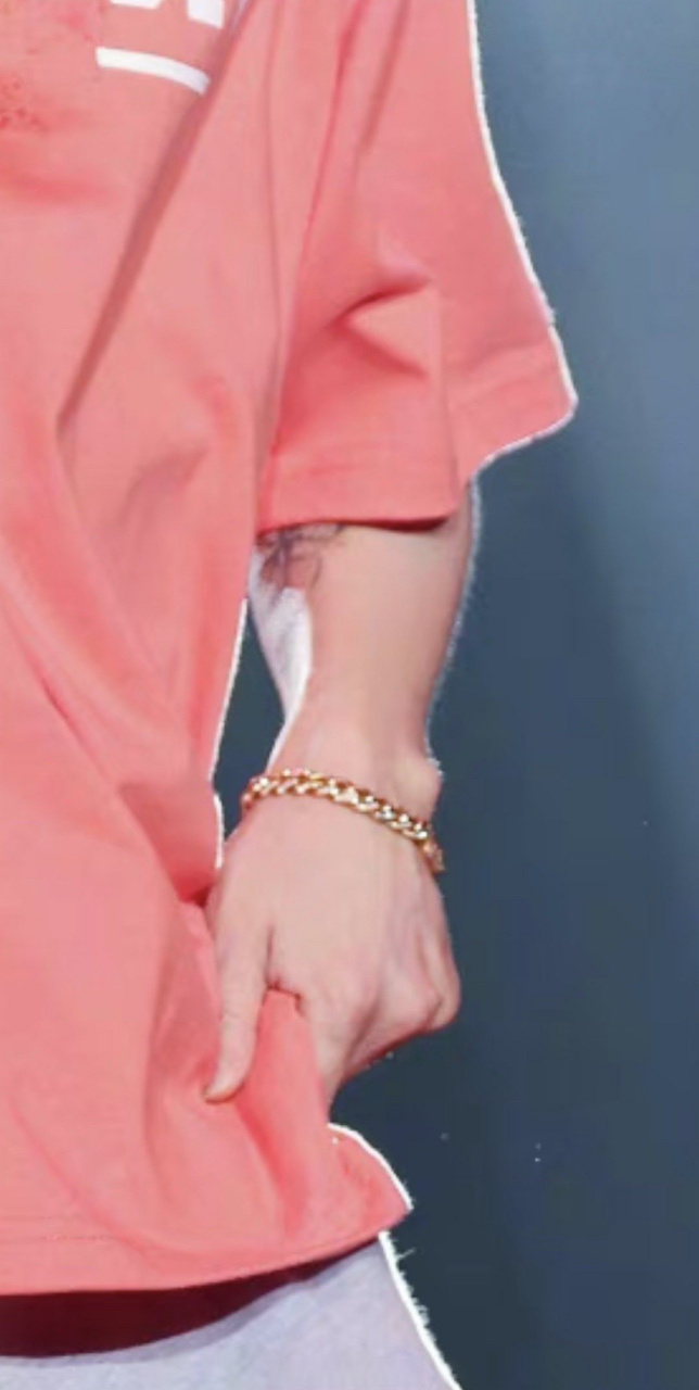 鹿晗好喜欢戴金手链#发现鹿晗真的好喜欢戴金手链,好看的人就应该配