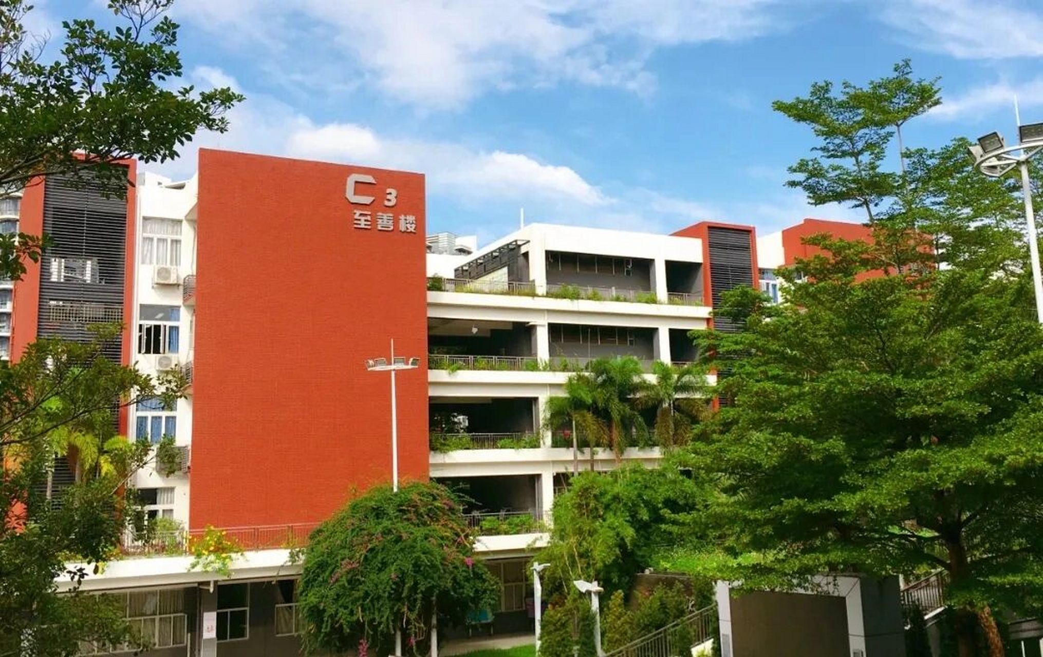 南山实验教育集团华侨城高级中学坐落于深圳湾超级总部基地核心地带