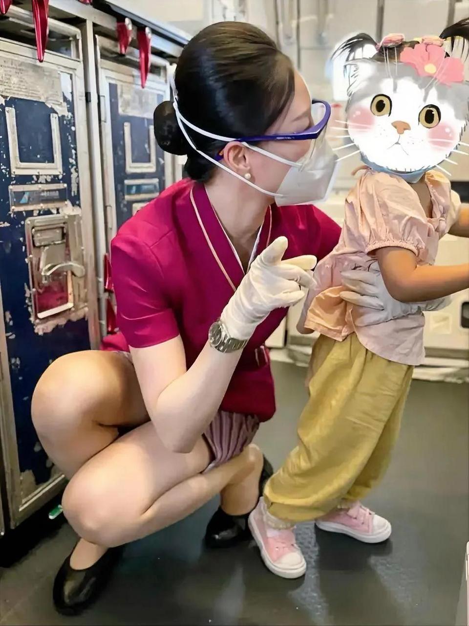 空姐经常蹲 为什么还要求穿这种短裙? 这是哪个航空公司?