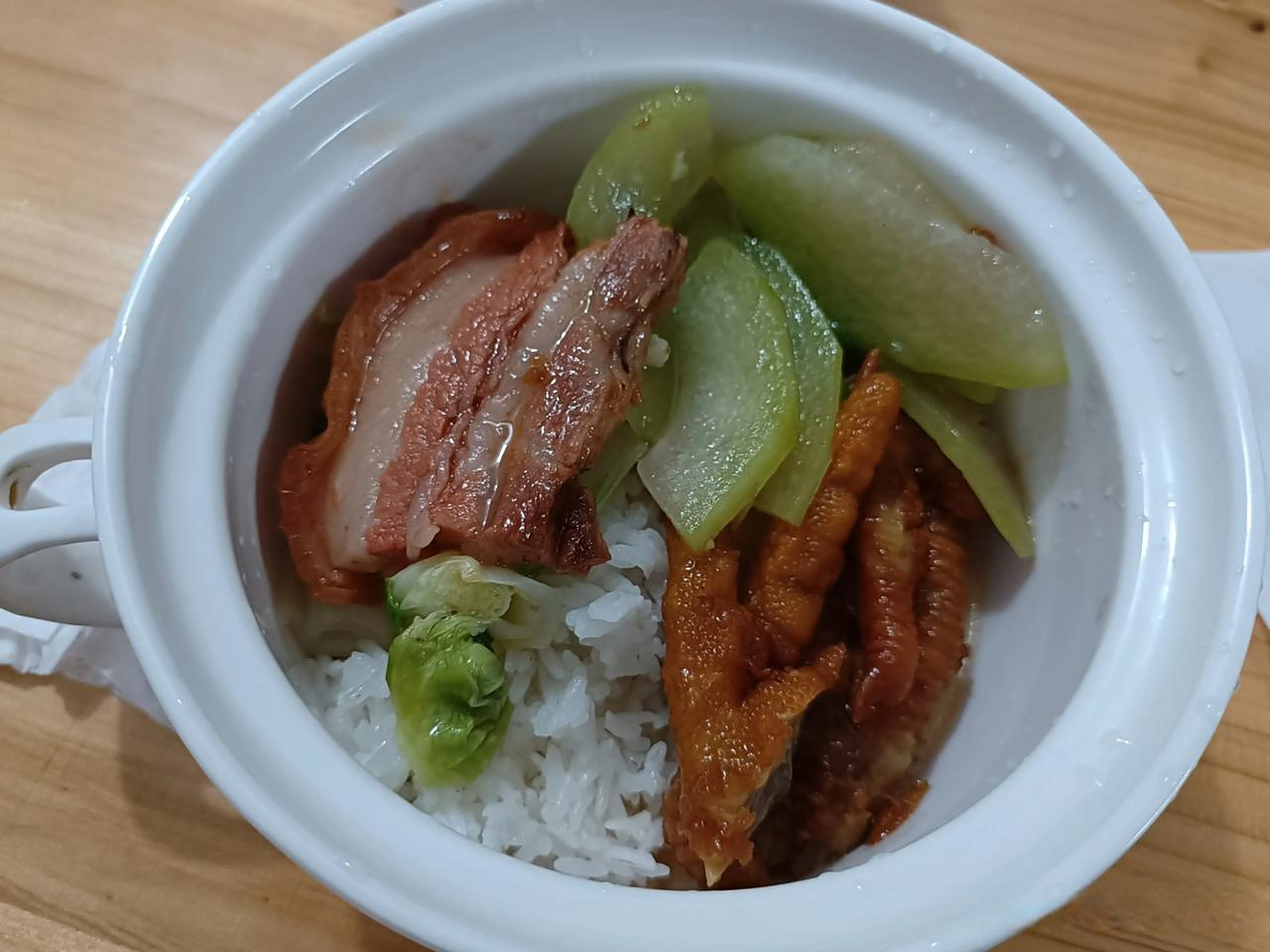 每天一到饭点,同事们都争先抢后去饭堂打饭,生怕去晚了饭菜都没有了.