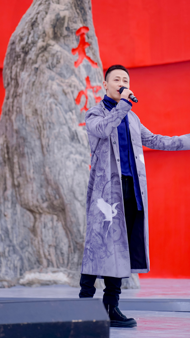 全能唱作人戴荃在第三届中国旅游景区消费升级论坛暨茶卡盐湖开园活动