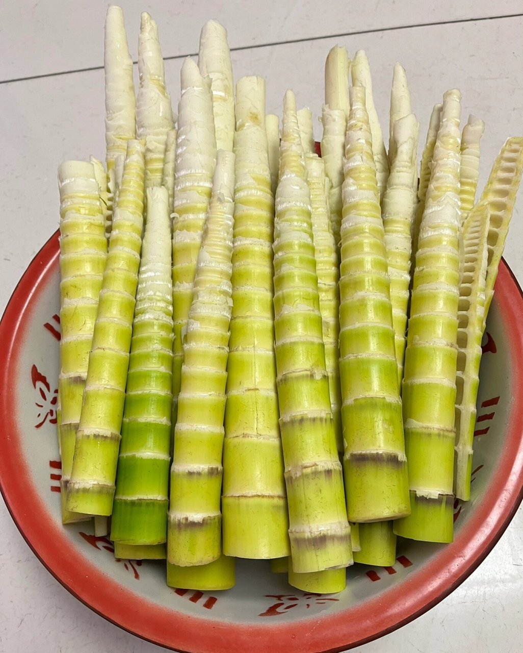 朋友假期到赵公山游玩,带回了一大捆秋笋.