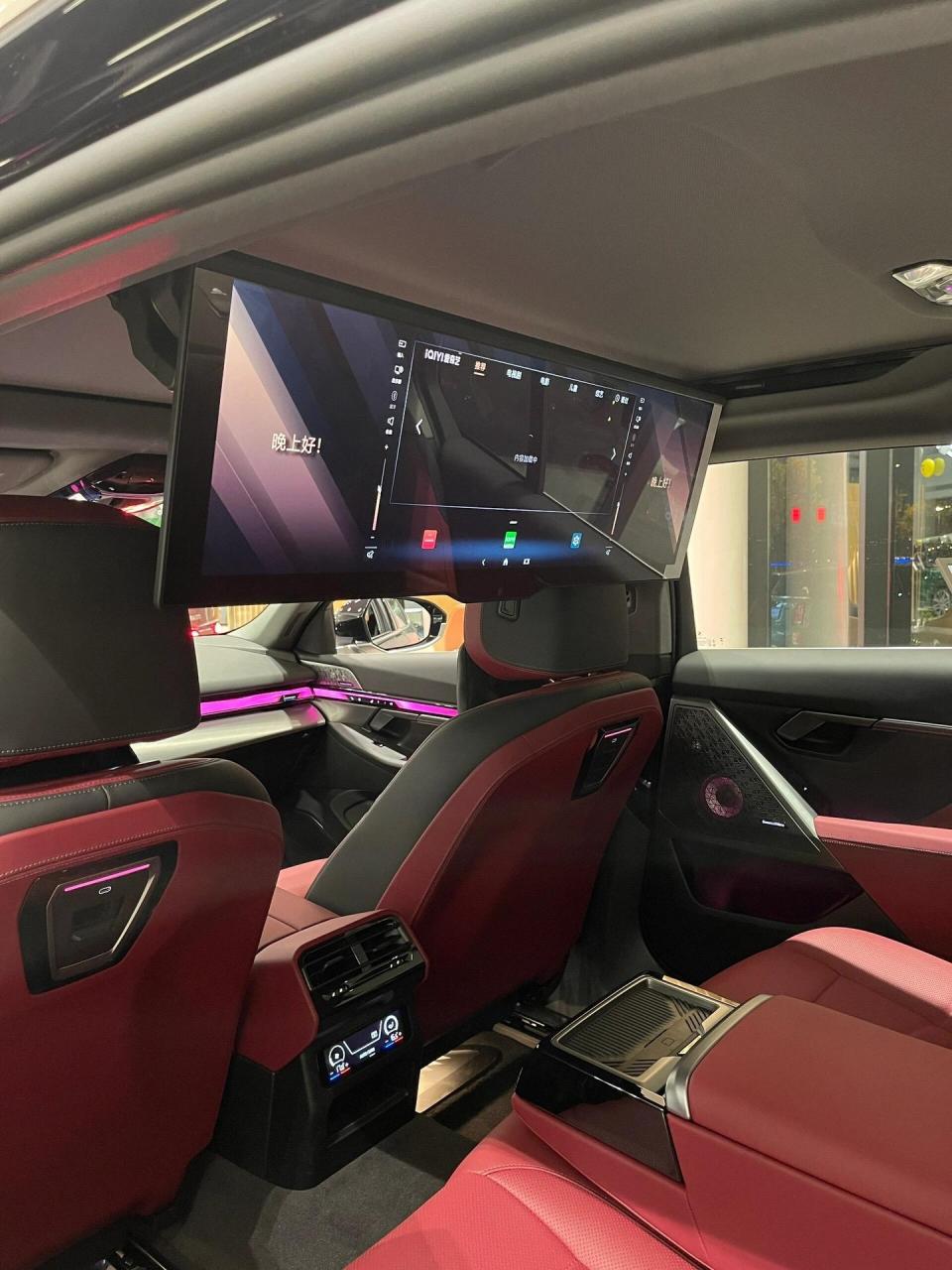 水晶氛围灯,7系同款后排荧幕,新5比较耐看,同级别你会怎么选?