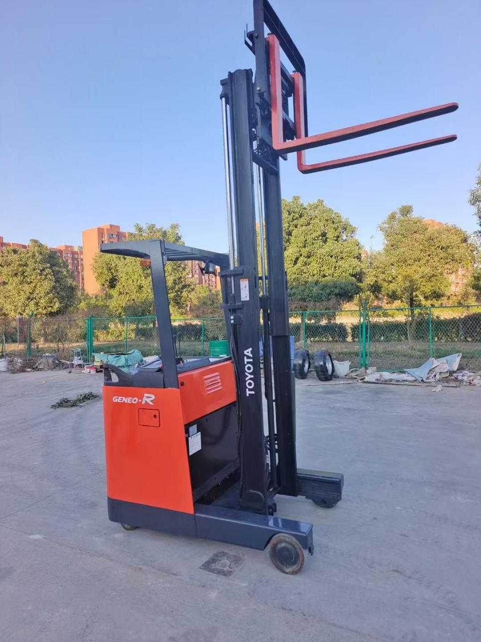 仓储货架堆高专用 站立式电动叉车 岛国原装进口 搭载全新电池 升高3