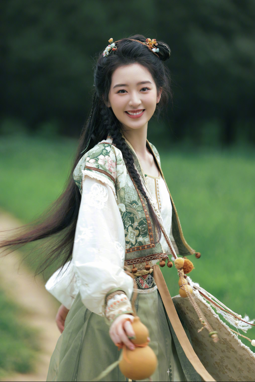 邓恩熙 最新古风写真,一袭绿衣俏皮灵动,天真烂漫就像仙侠甜妹!