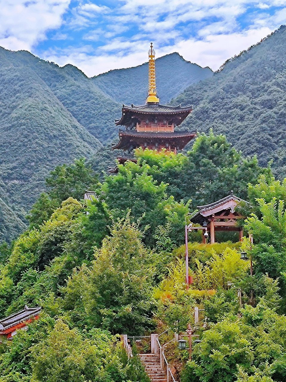 镇安县金台山兴隆寺 【金台山兴隆寺】 一座唐代风格寺庙,坐落在商洛