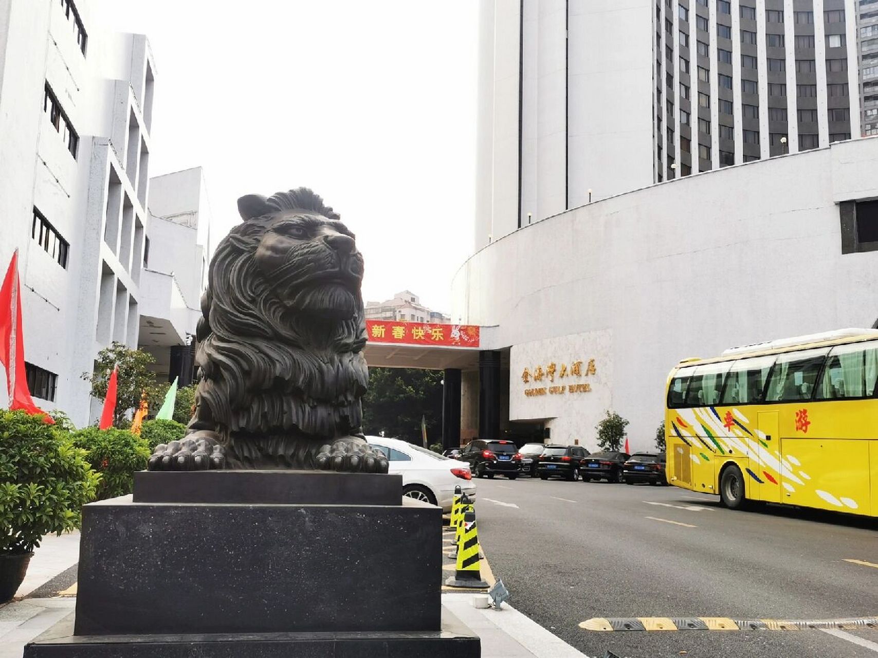 导航到金海湾大酒店,认准图三大狮子2.