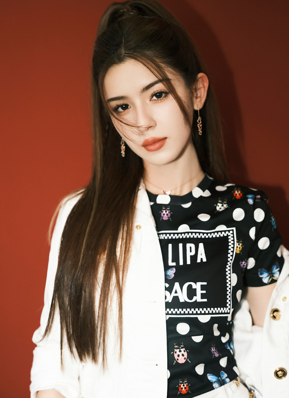 哈妮克孜夏日黑白色彩穿搭美照组图