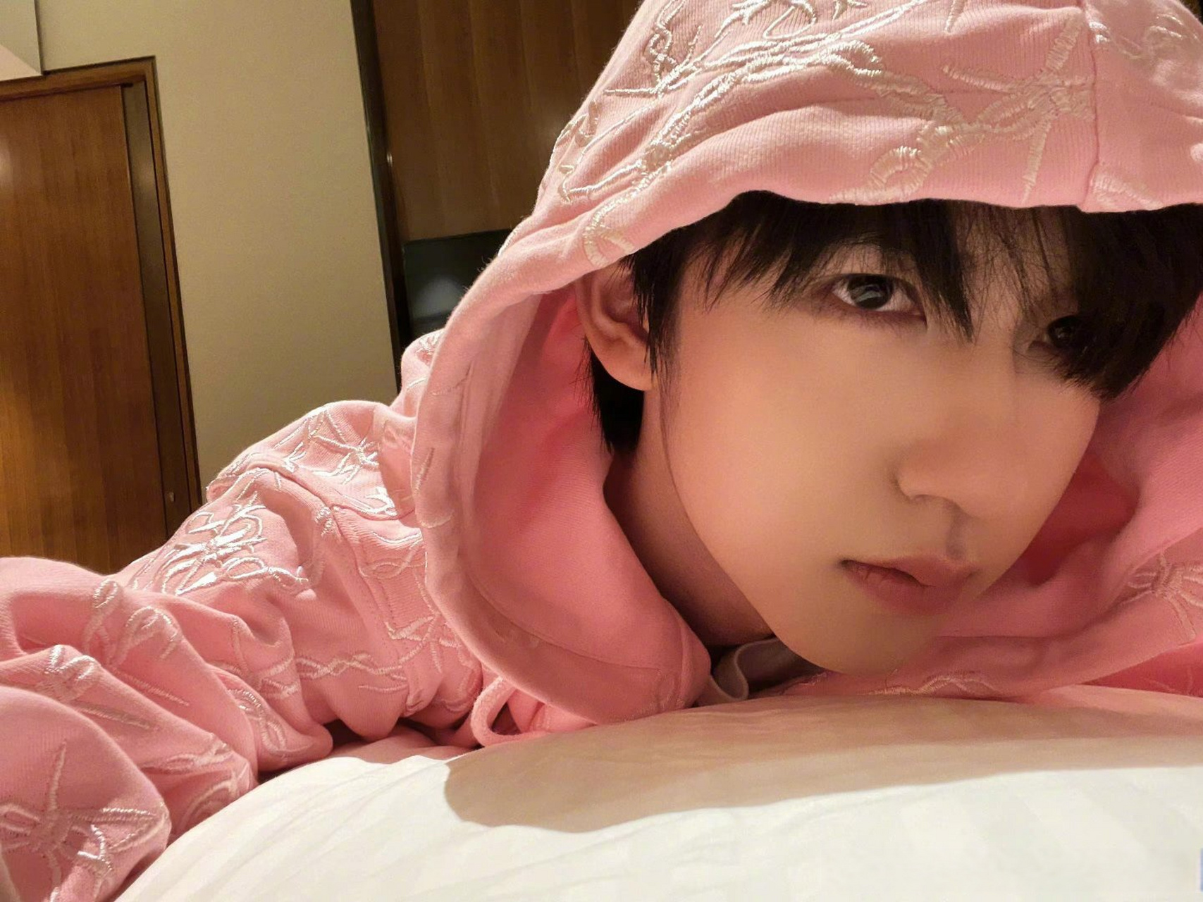 贺峻霖粉色卫衣三连拍#时代少年团-贺峻霖分享日常自拍.