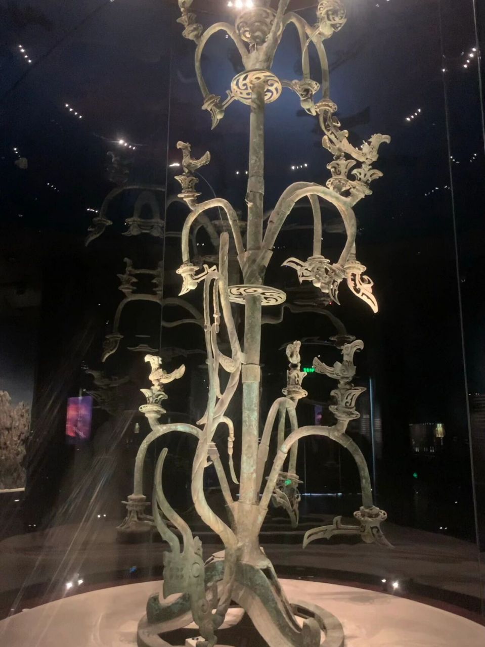 三星堆通天神树,上面有9只金乌神鸟,是古蜀国人根据"十日传说"制造的