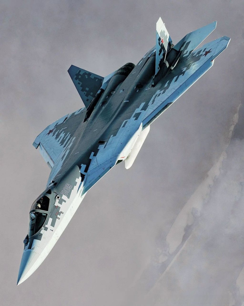 进气道下挂载摄像吊舱的苏-57原型机,用于拍摄机腹弹舱的武器发射测试