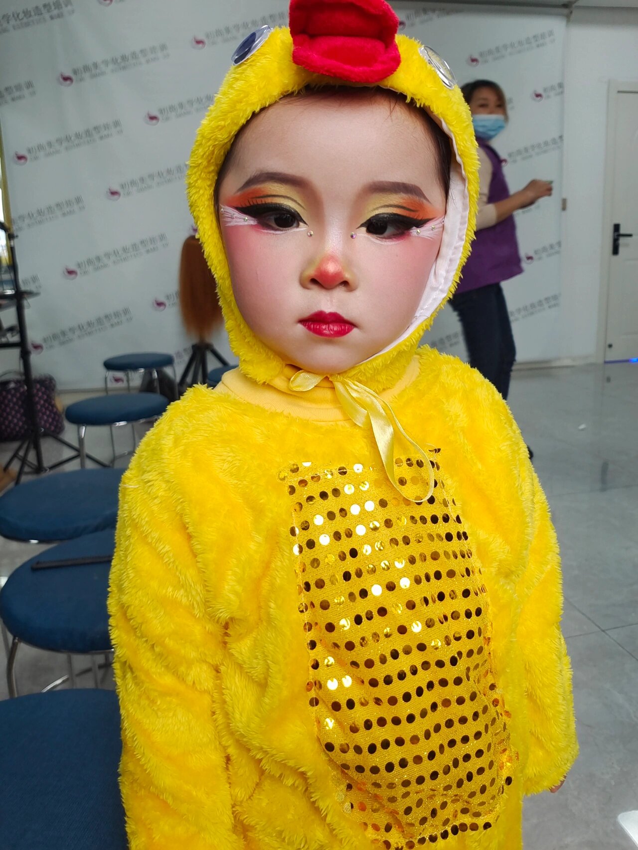 小鸭子舞台妆,高冷的小姑娘化完妆笑了