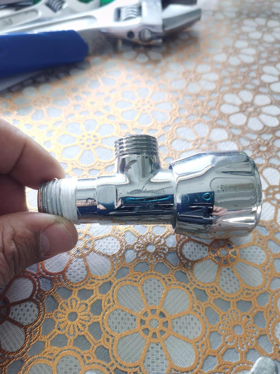 热水器角阀滴水,拆下来居然不知道如何拆解阀芯,把手上找不到螺纹孔.